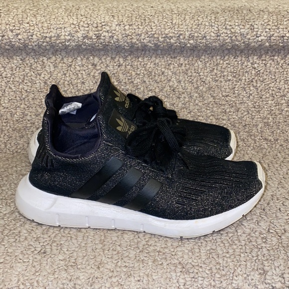 Adidas shoes size 5.5 in black with gold - Picture 5 of 7